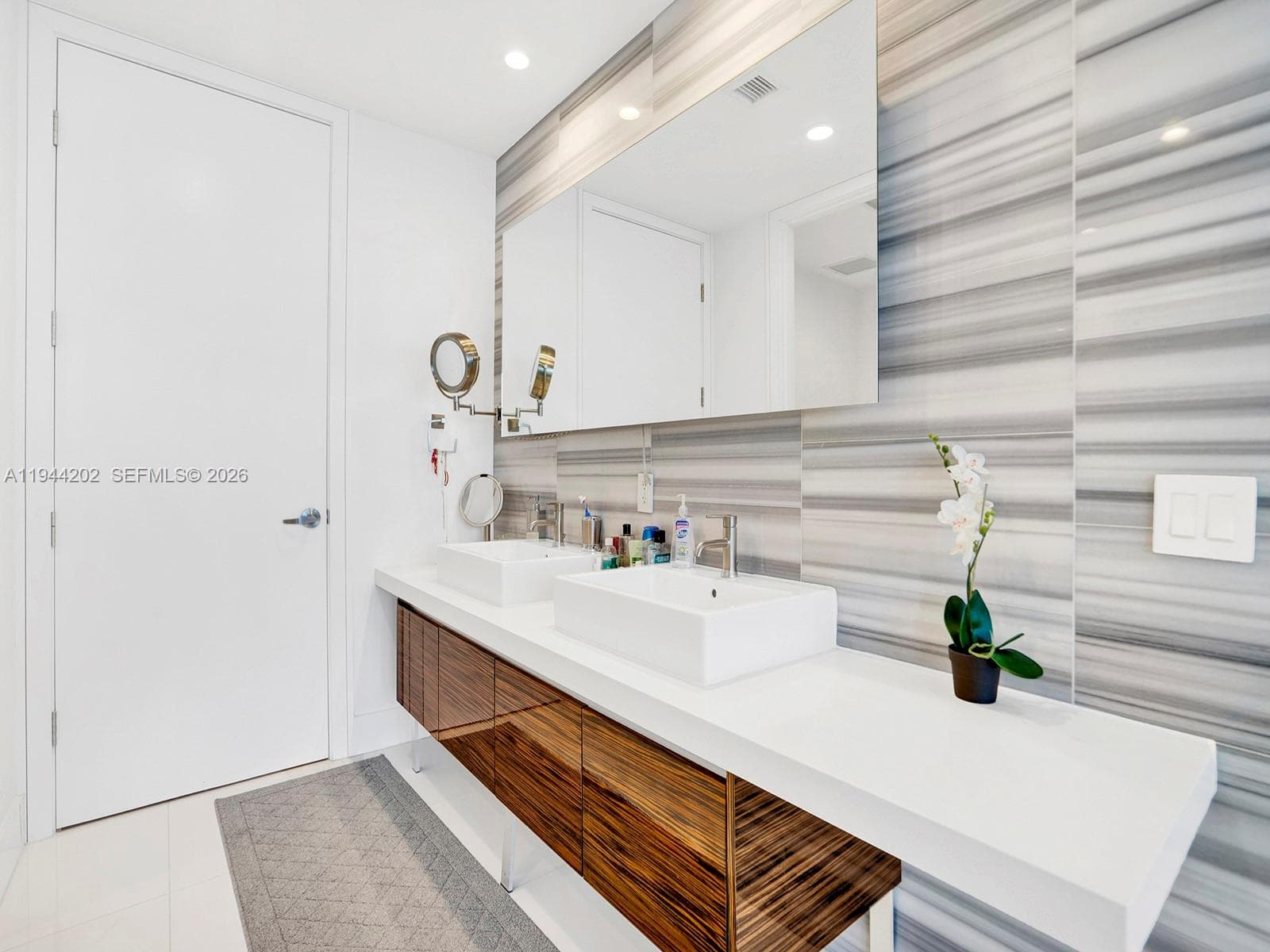 1100 Biscayne Blvd # 4001, Miami FL 33132 — 17