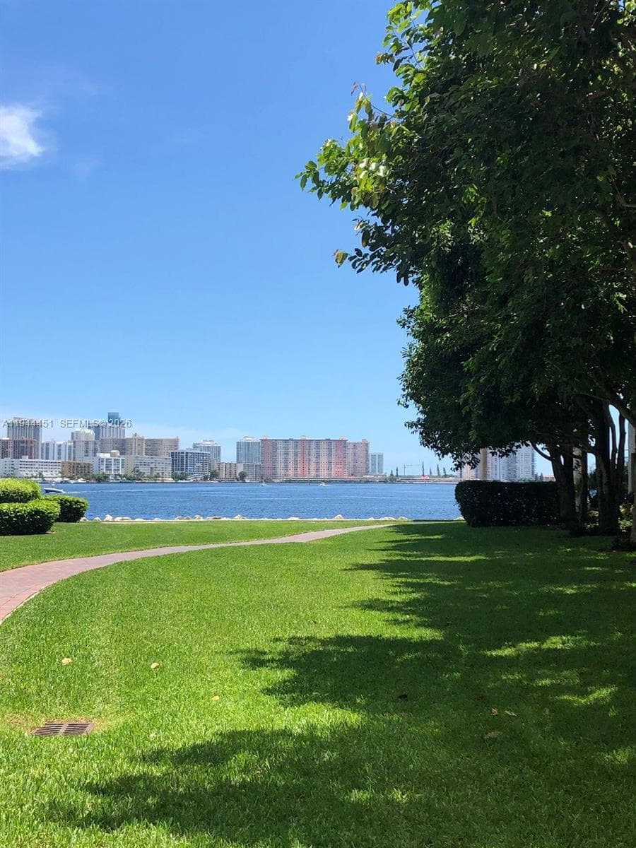 Mystic Pointe Condo No Th, Aventura, FL — 33