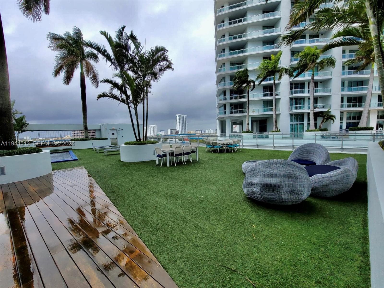 92 SW 3rd St # 1808, Miami FL 33130 — 27