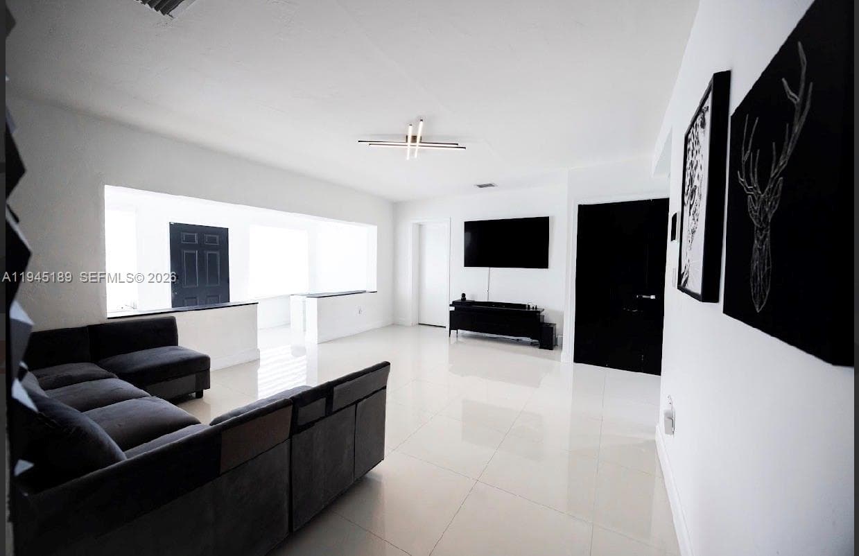 3135 NW 18th St, Miami FL 33125 — 7