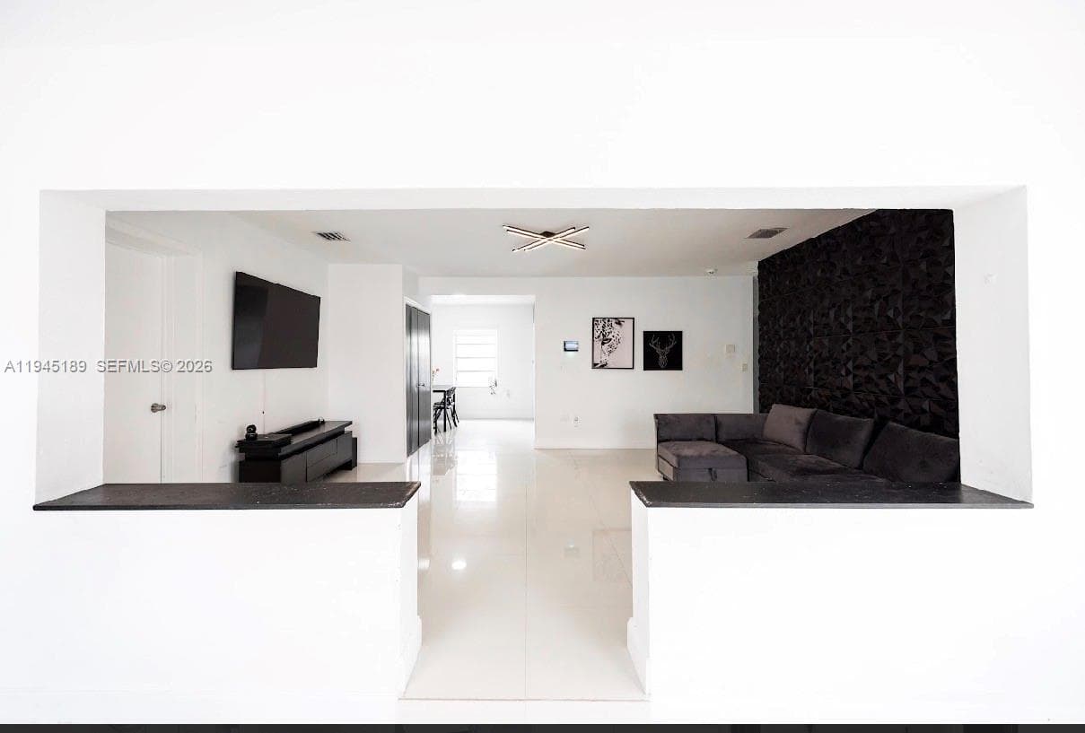 3135 NW 18th St, Miami FL 33125 — 5