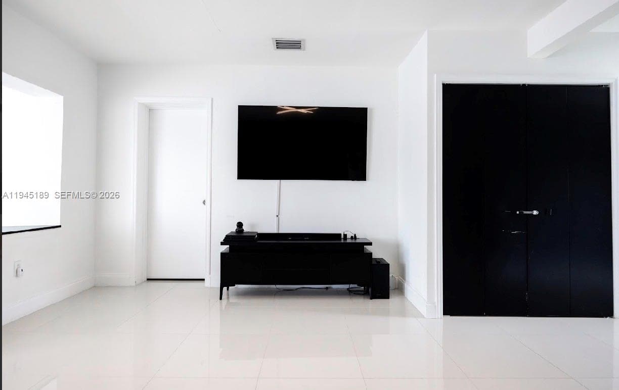 3135 NW 18th St, Miami FL 33125 — 10