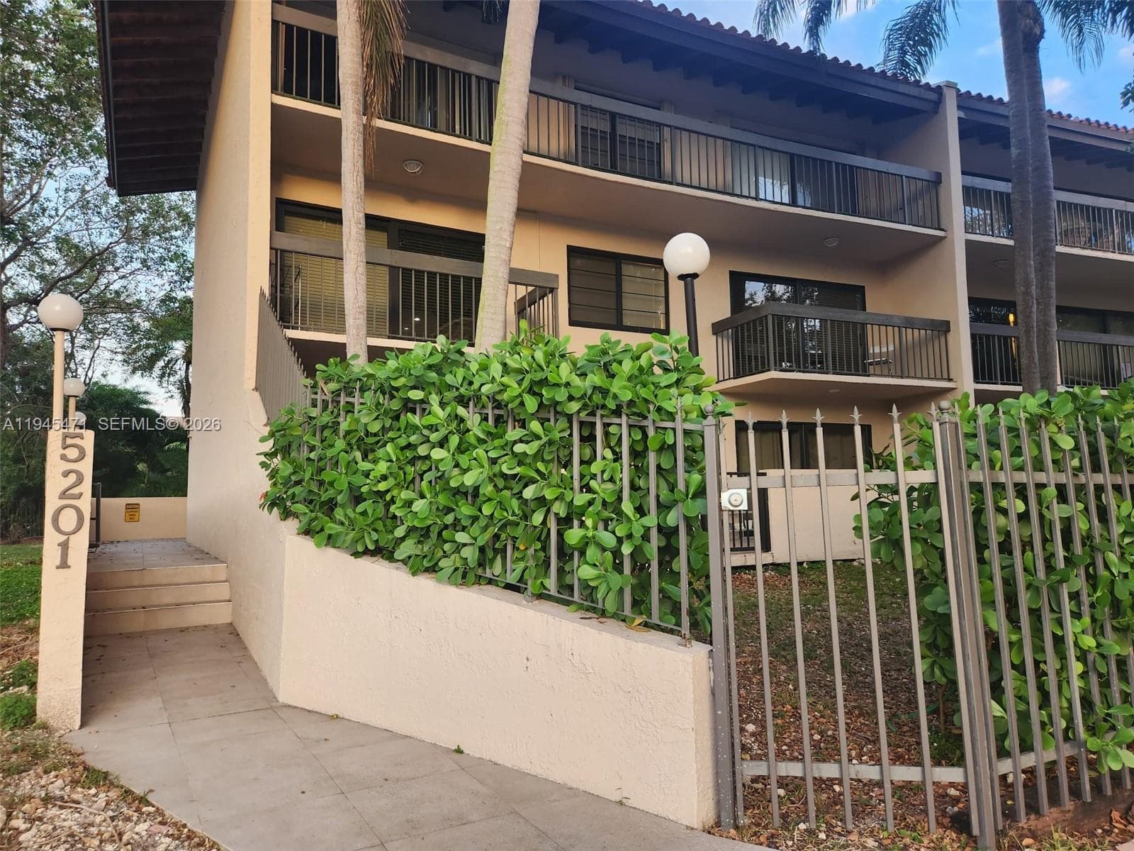 5201 Orduna Dr # 14, Coral Gables FL 33146 — 2