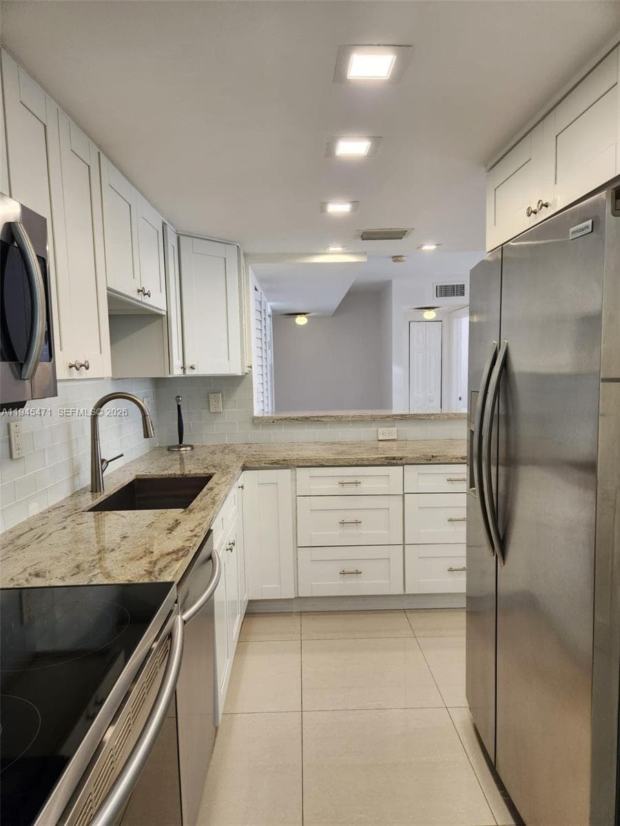 5201 Orduna Dr # 14, Coral Gables FL 33146 — 17
