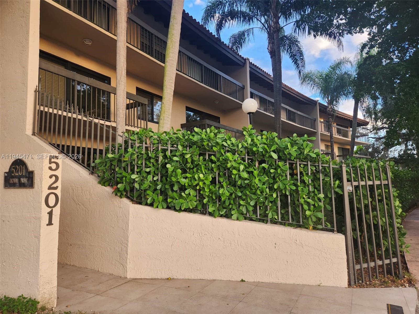 5201 Orduna Dr # 14, Coral Gables FL 33146 — 37