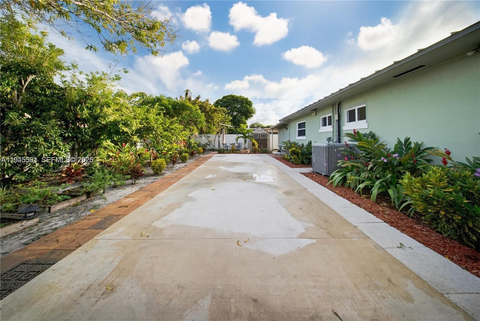 300 NE 175th St, North Miami Beach FL 33162 — 25