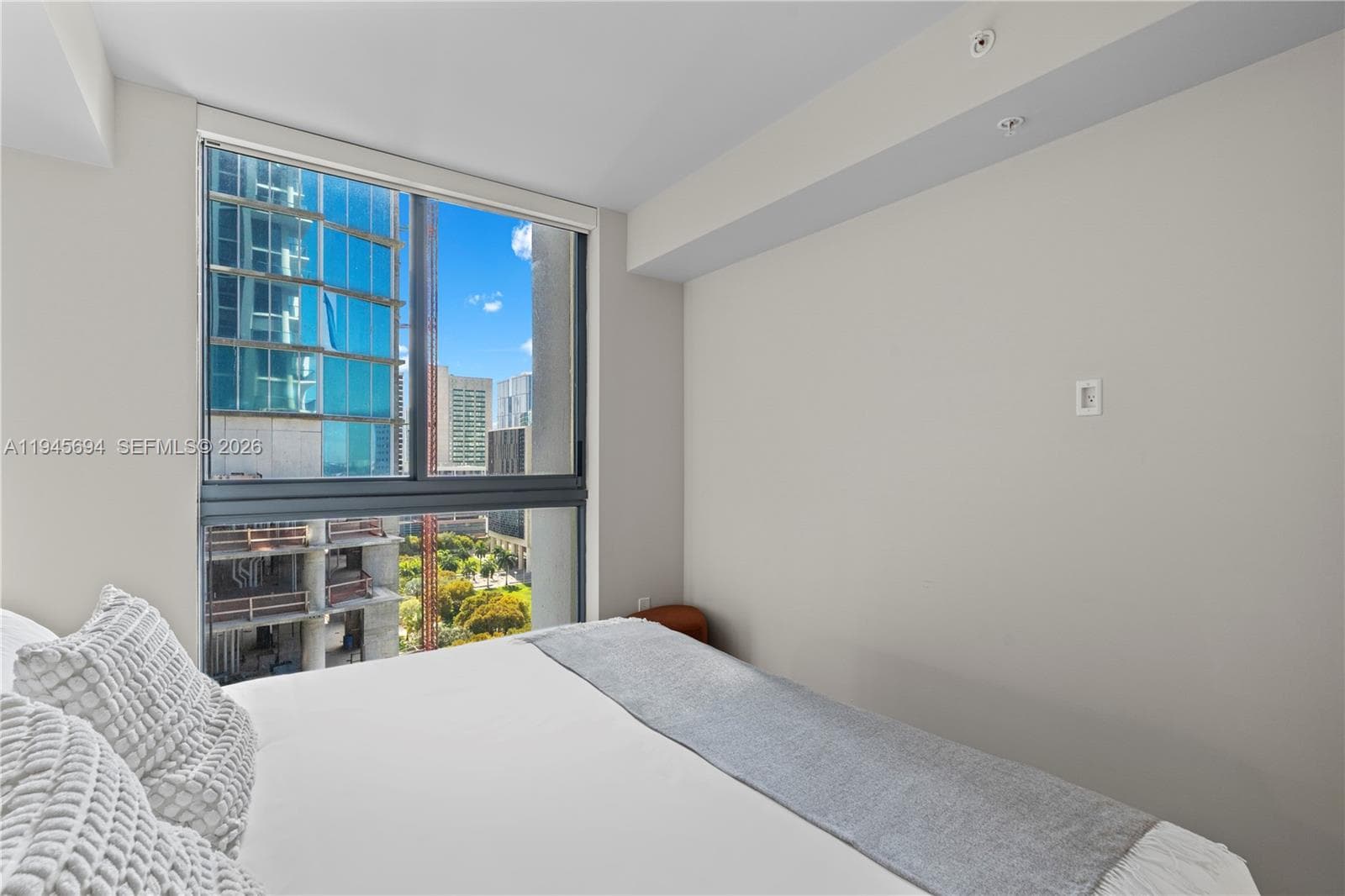 11 NE 6th St # 1601, Miami FL 33132 — 23