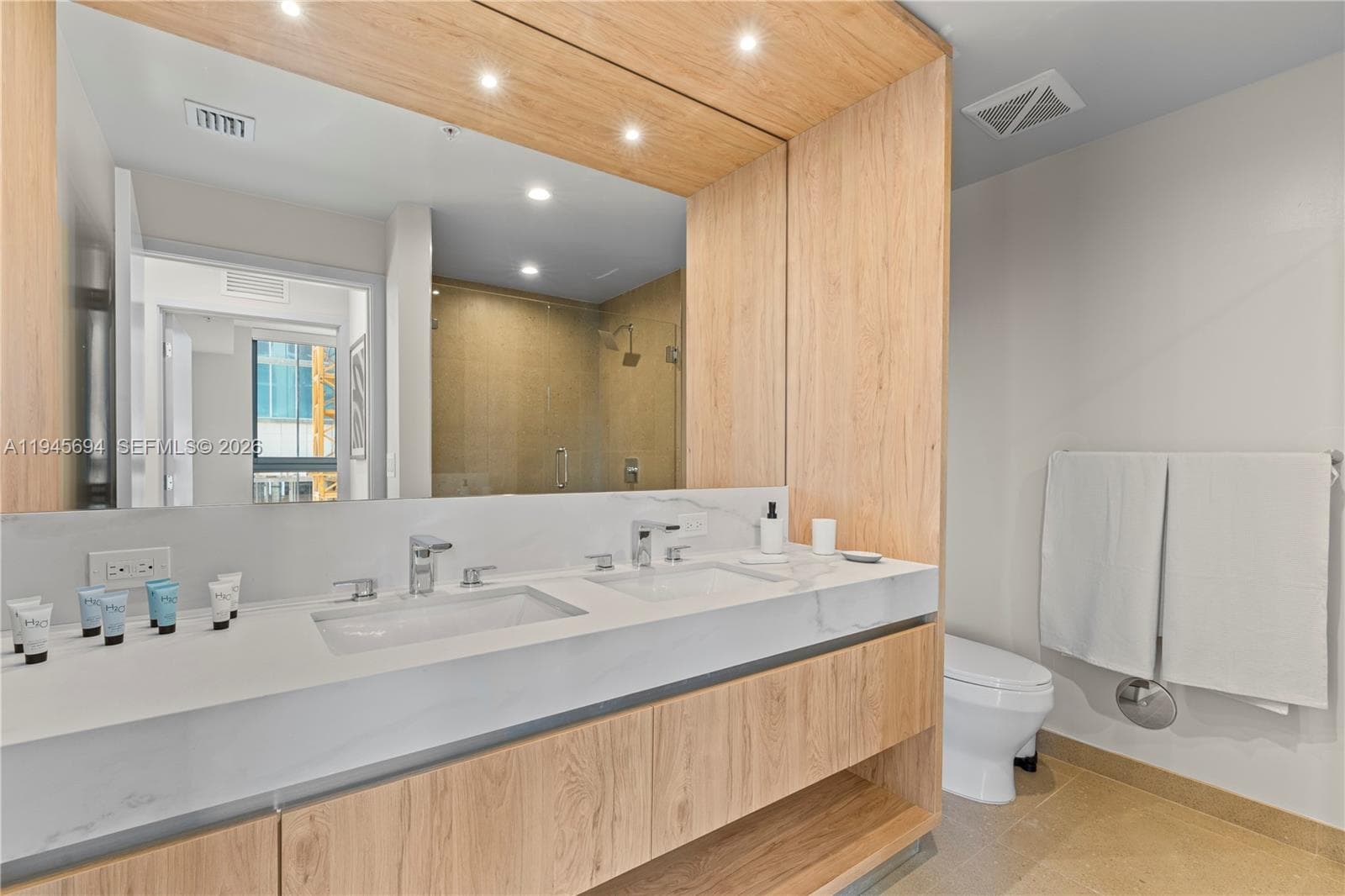 11 NE 6th St # 1601, Miami FL 33132 — 26