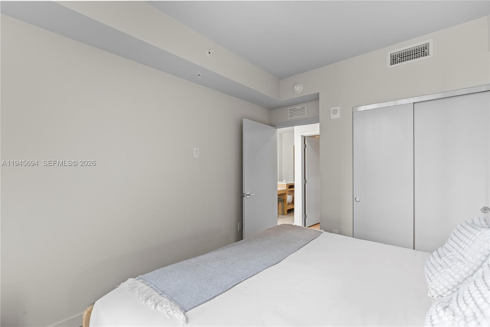 11 NE 6th St # 1601, Miami FL 33132 — 22