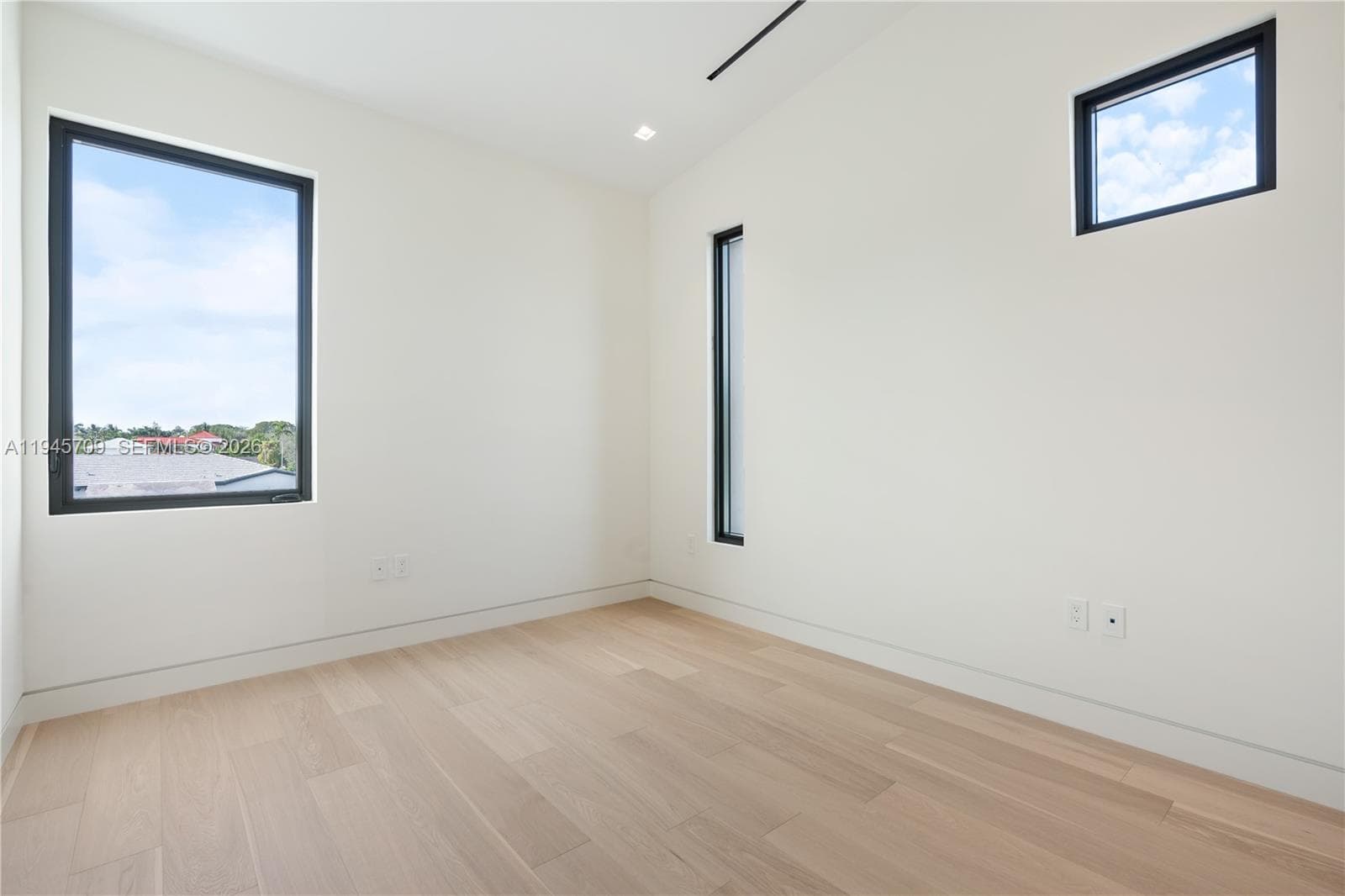 536 W 51st St, Miami Beach FL 33140 — 24