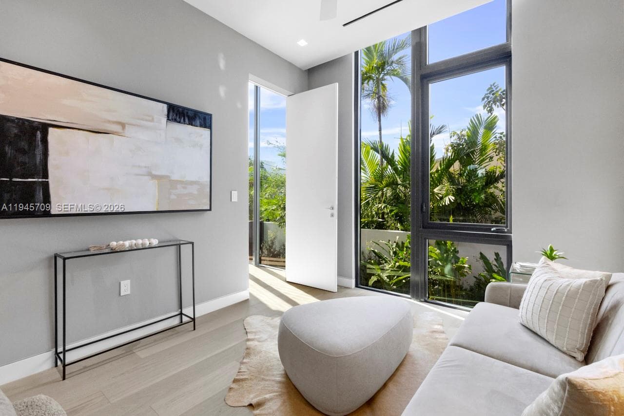 536 W 51st St, Miami Beach FL 33140 — 11