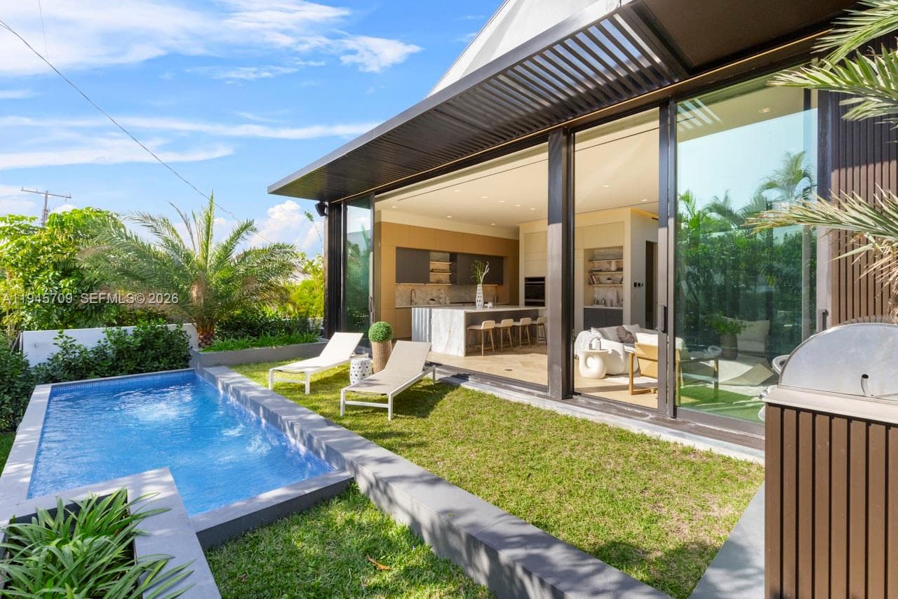 536 W 51st St, Miami Beach FL 33140 — 29