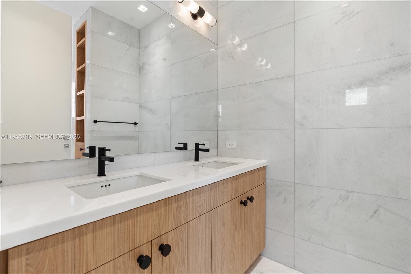 536 W 51st St, Miami Beach FL 33140 — 25