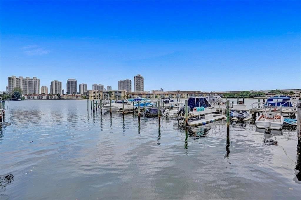 18031 Biscayne Boulevard # 1104, Aventura FL 33160 — 2