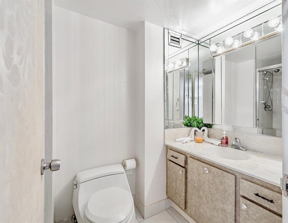18031 Biscayne Boulevard # 1104, Aventura FL 33160 — 17