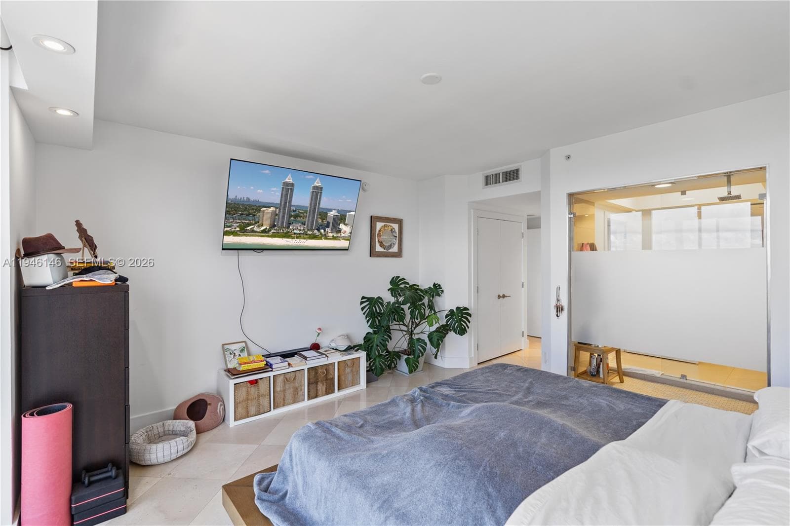 4779 Collins Ave # 2607, Miami Beach FL 33140 — 23