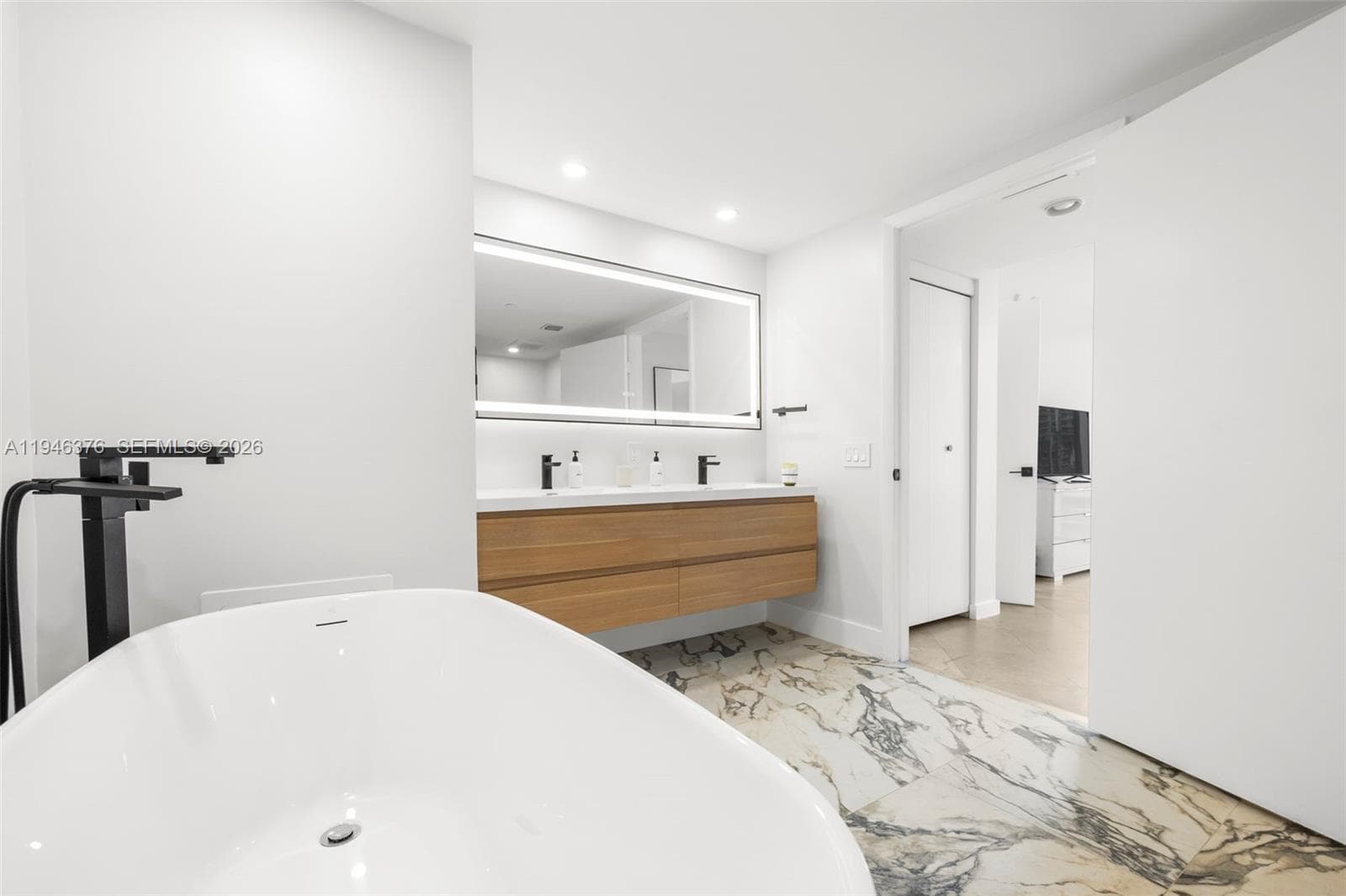 485 Brickell Ave # 1804, Miami FL 33131 — 21