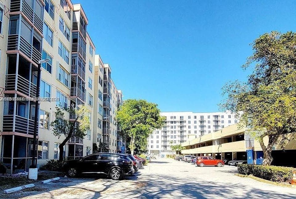 17890 W Dixie # 302, Miami FL 33160 — 2