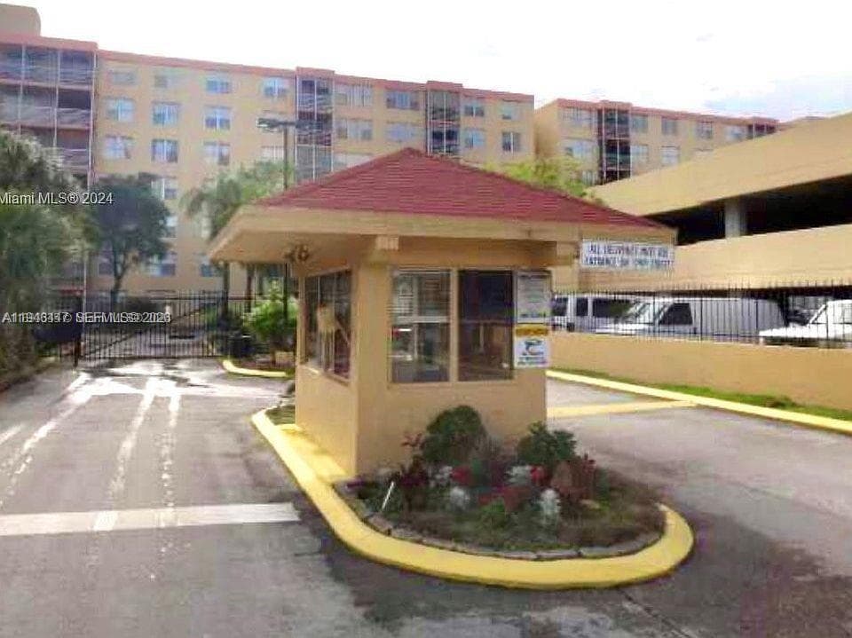 17890 W Dixie # 302, Miami FL 33160 — 4