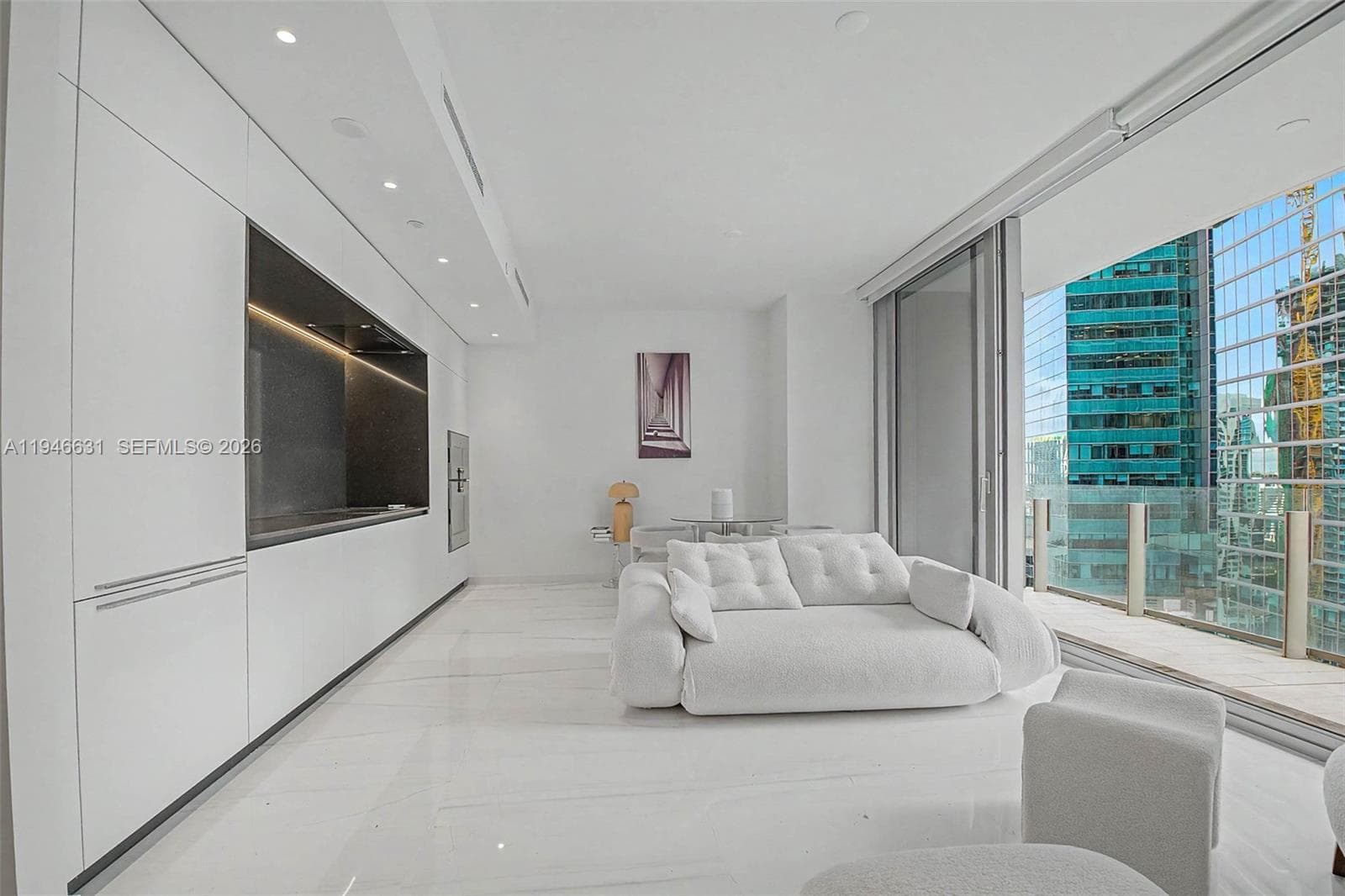 300 Biscayne Blvd Way # 2808, Miami FL 33131 — 1