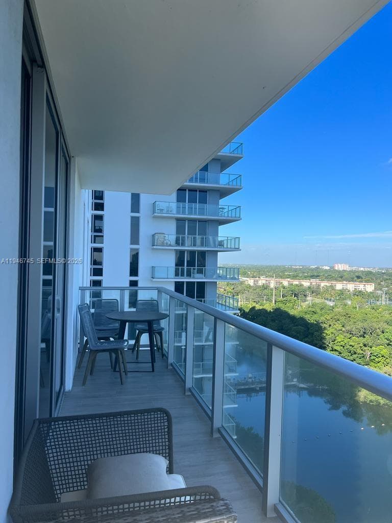 16385 Biscayne Blvd # 1415, North Miami Beach FL 33160 — 33