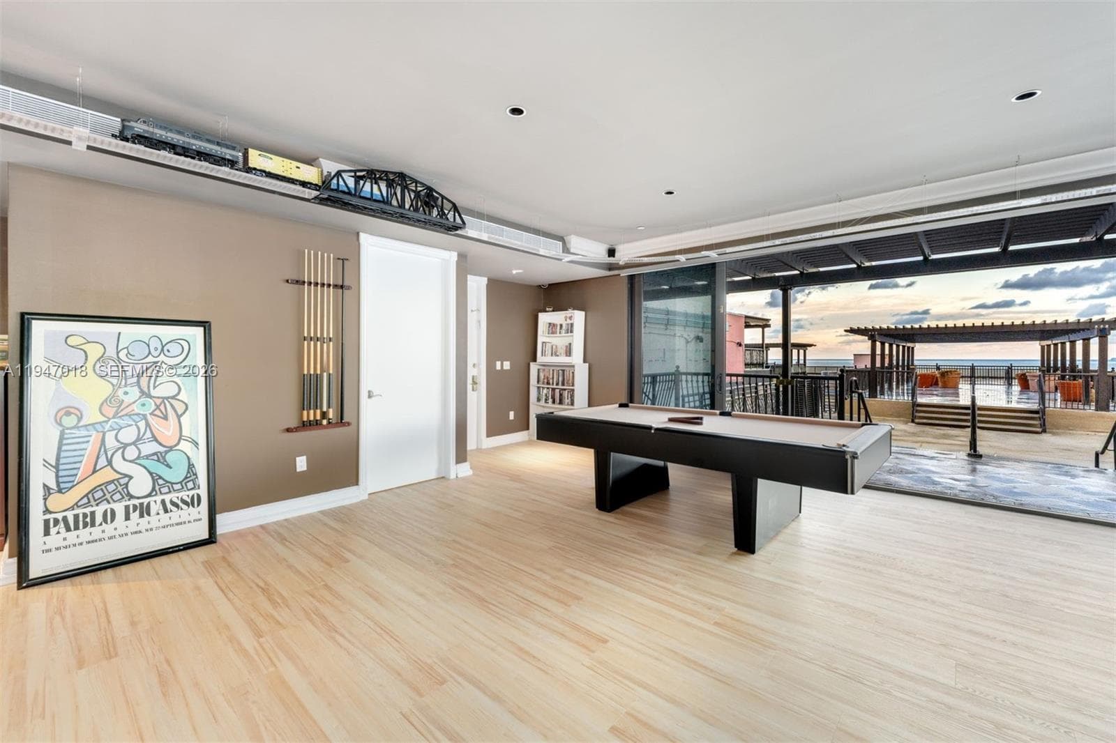 5225 Collins Ave, Miami Beach FL 33140 — 24