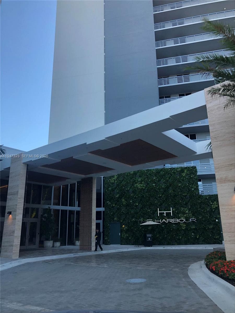 16385 Biscayne Blvd # 1417, North Miami Beach FL 33160 — 17