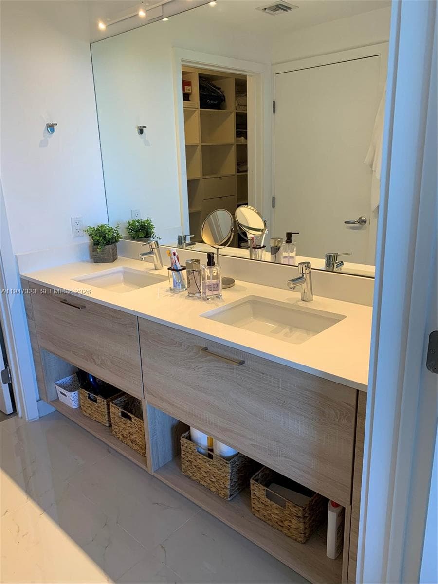 16385 Biscayne Blvd # 1417, North Miami Beach FL 33160 — 14