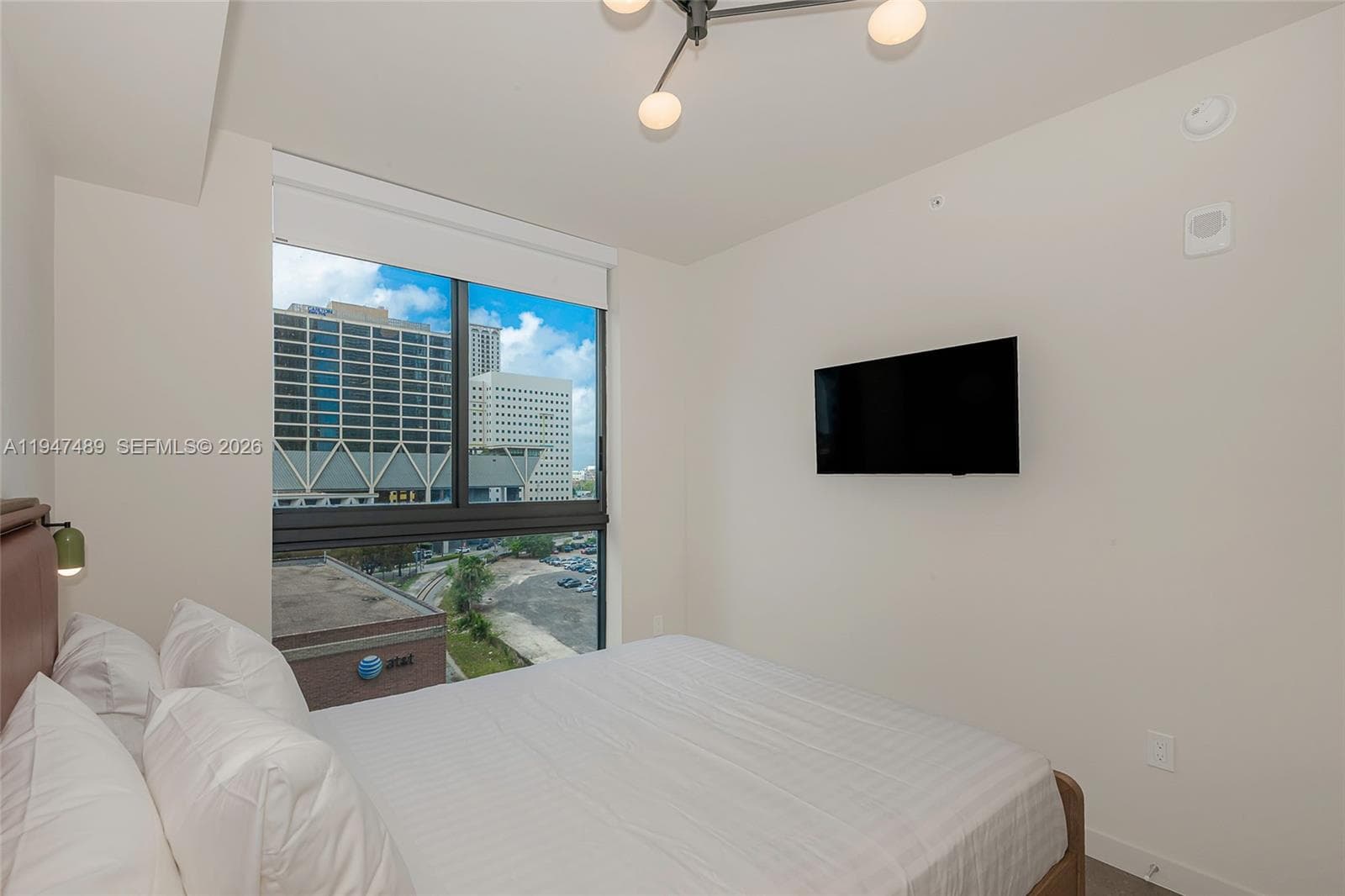 11 NE 6 ST # 814, Miami FL 33132 — 52