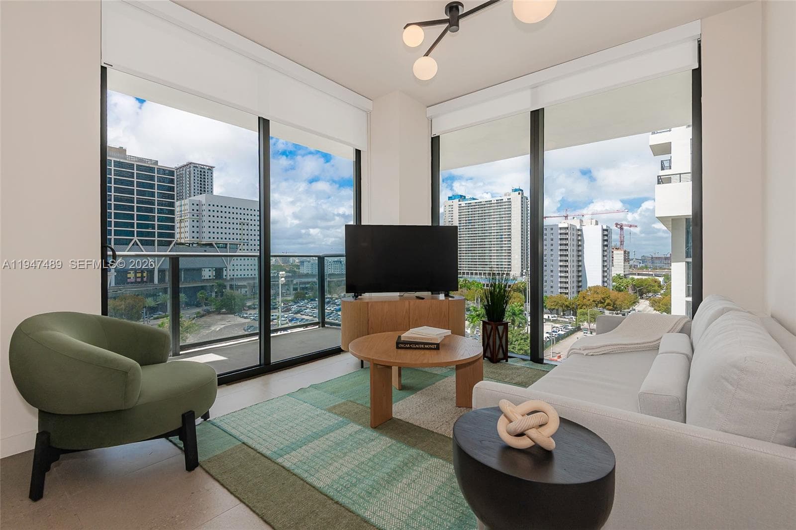 11 NE 6 ST # 814, Miami FL 33132 — 32