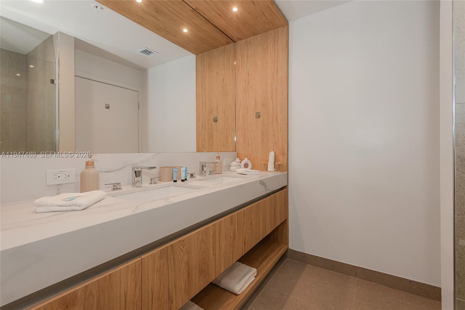 11 NE 6 ST # 814, Miami FL 33132 — 49