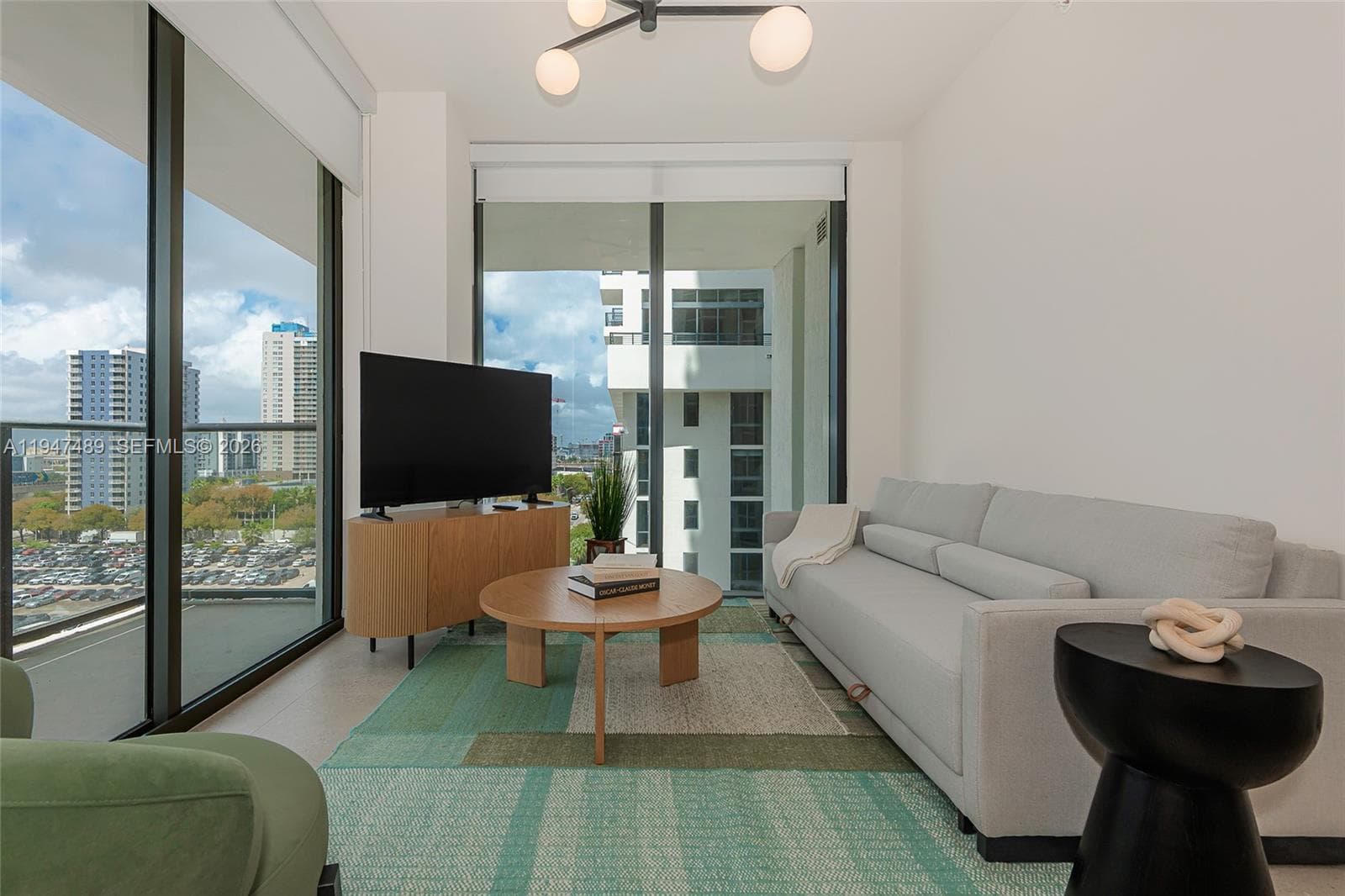 11 NE 6 ST # 814, Miami FL 33132 — 33
