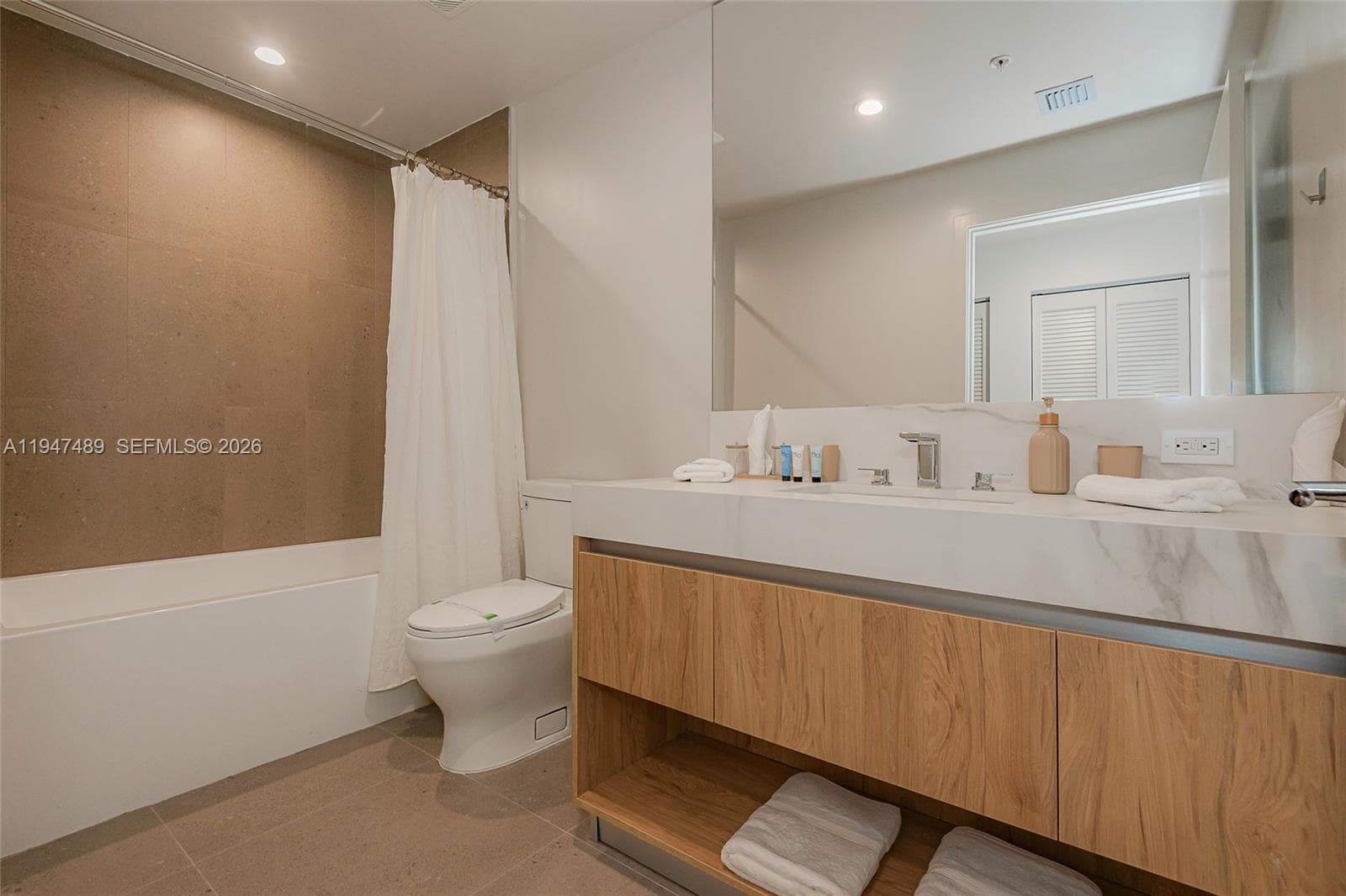 11 NE 6 ST # 814, Miami FL 33132 — 55
