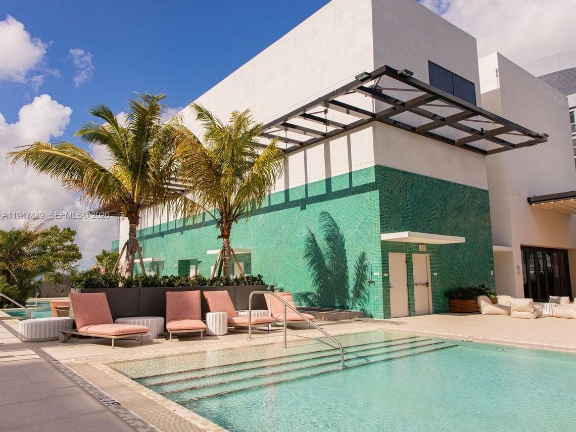 11 NE 6 ST # 814, Miami FL 33132 — 4