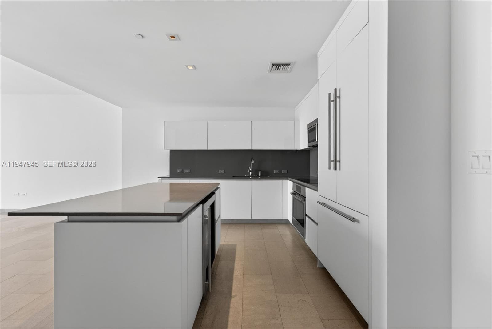 68 SE 6th St # 2110, Miami FL 33131 — 3