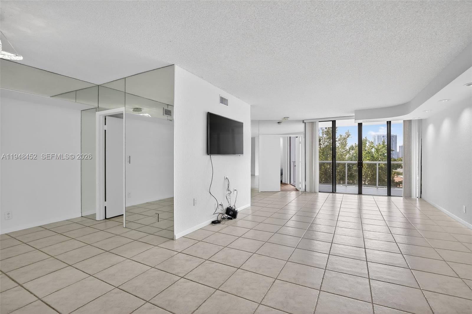 20281 E Country Club Dr # 405, Aventura FL 33180 — 2