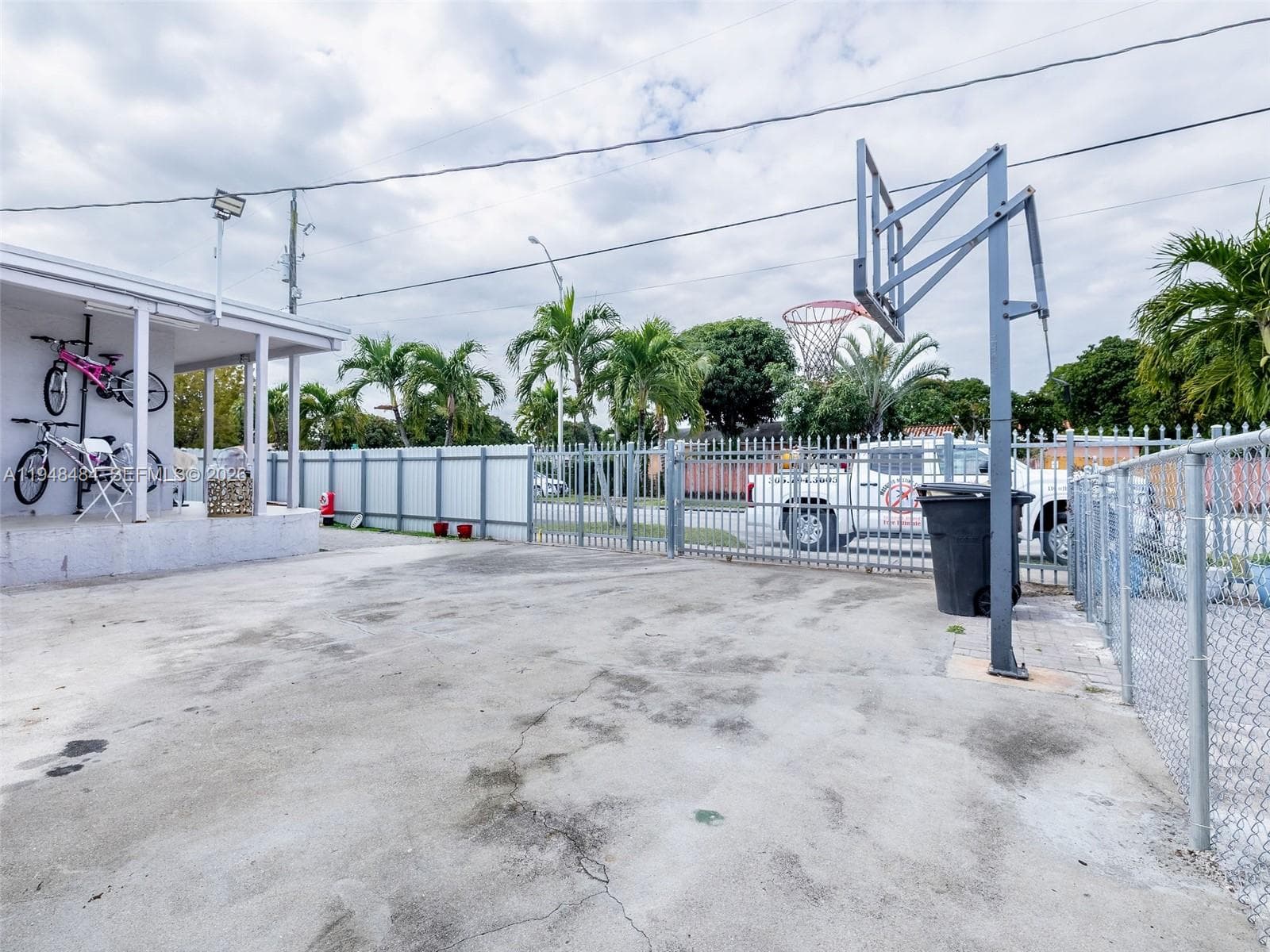 201 E 44th St, Hialeah FL 33013 — 25