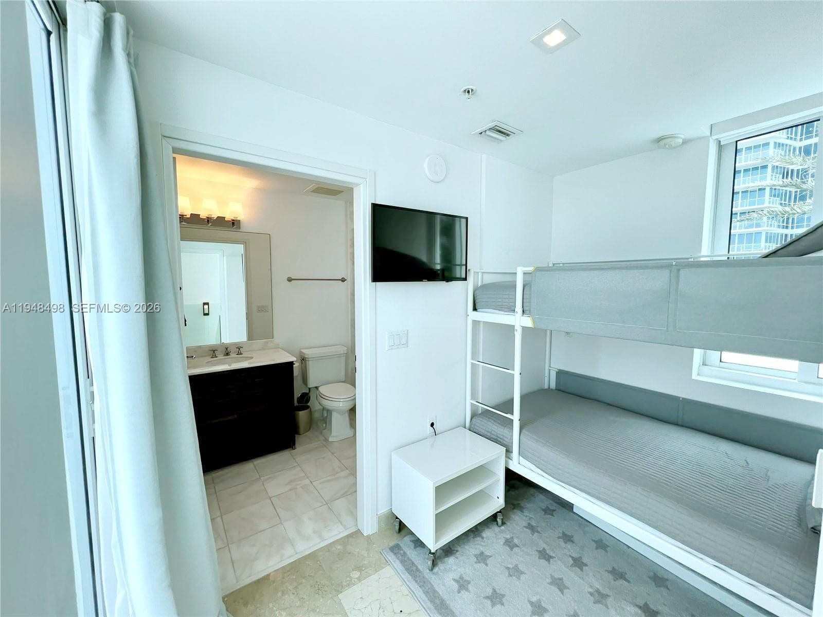 50 S Pointe Dr, Miami Beach FL 33139 — 18
