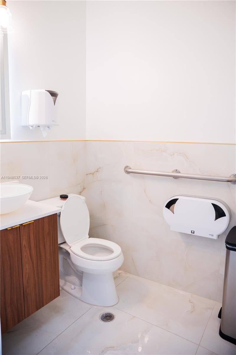 2452 W 60st, Hialeah FL 33016 — 16