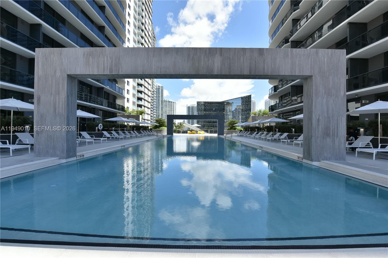 45 SW 9th St # 3405, Miami FL 33130 — 33