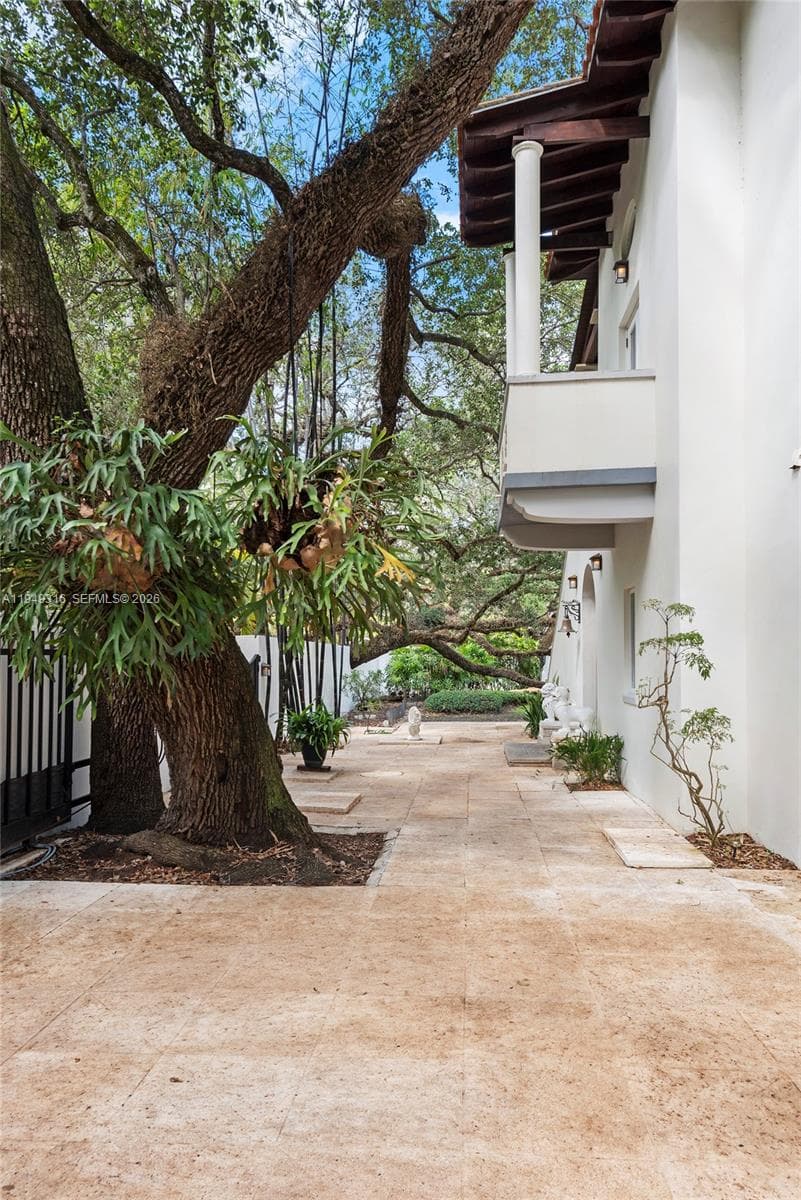 4191 Lybyer Ave, Miami FL 33133 — 5