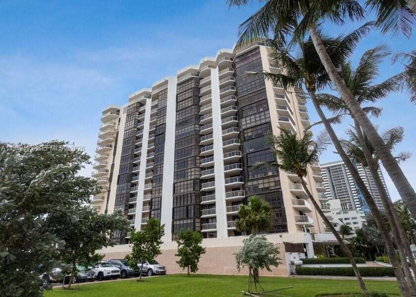 6423 Collins Ave # 809, Miami Beach FL 33141 — 16