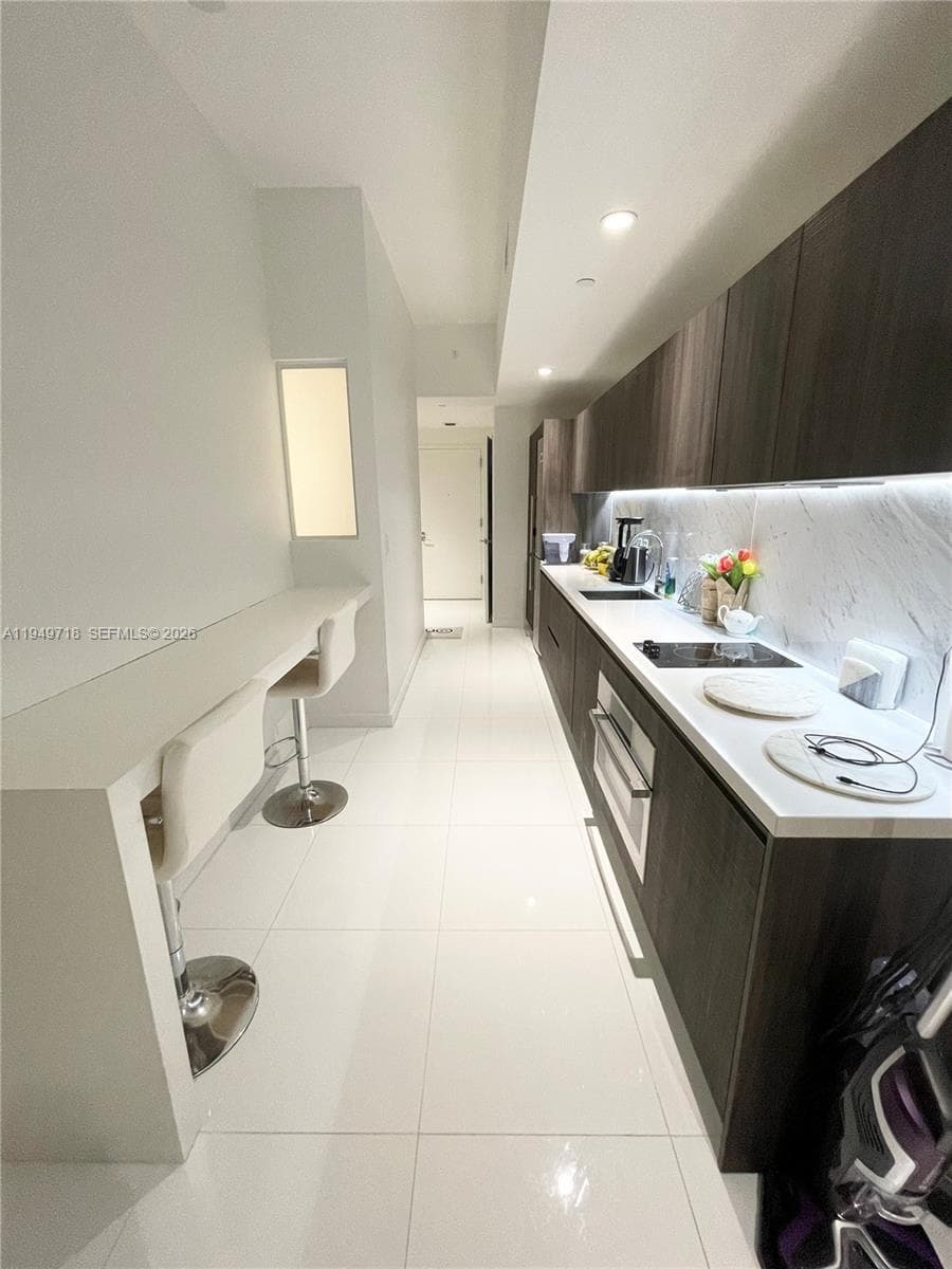 851 NE 1st Ave # 305, Miami FL 33132 — 2
