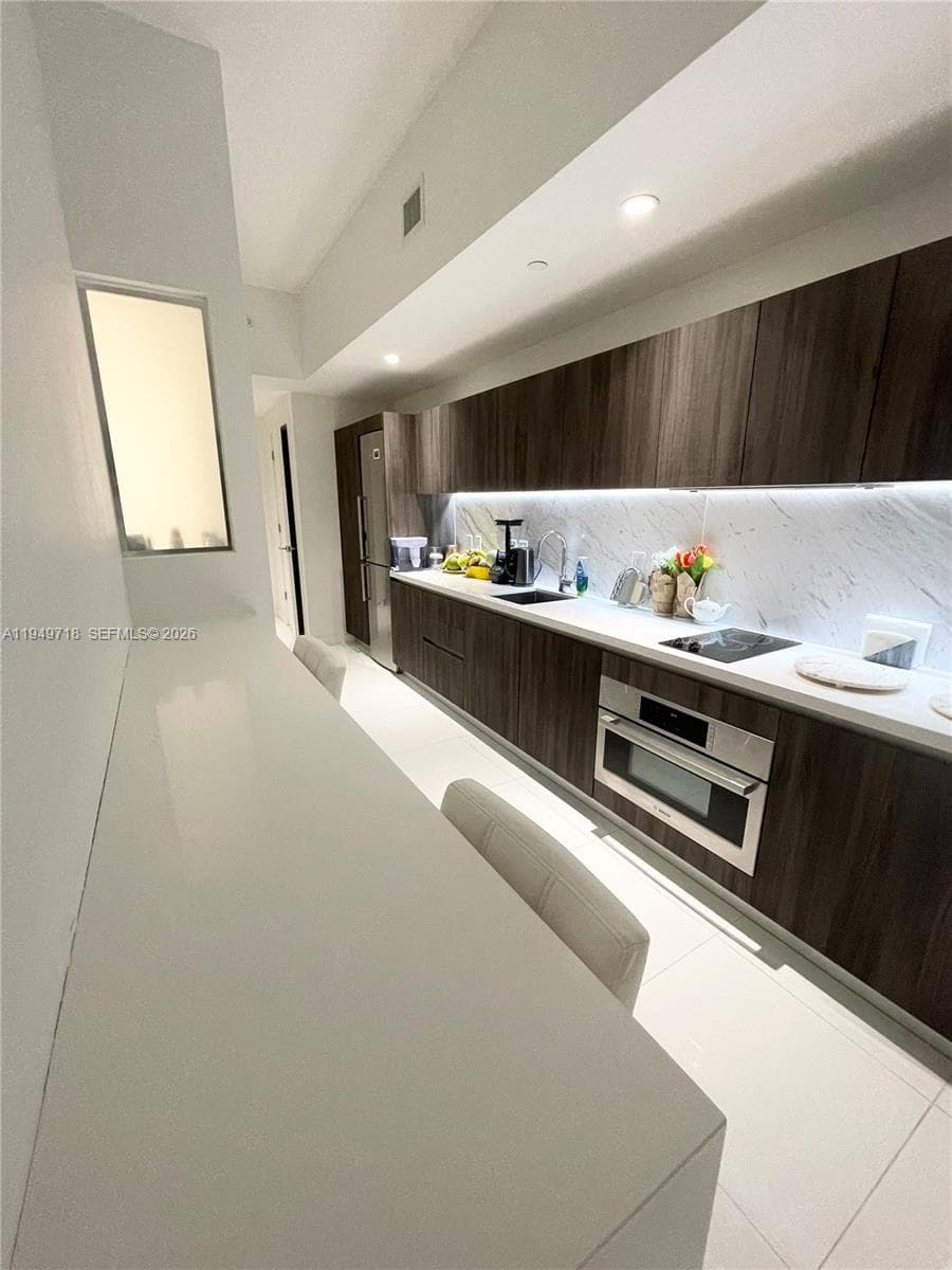 851 NE 1st Ave # 305, Miami FL 33132 — 1