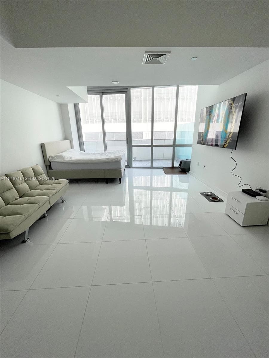 851 NE 1st Ave # 305, Miami FL 33132 — 11