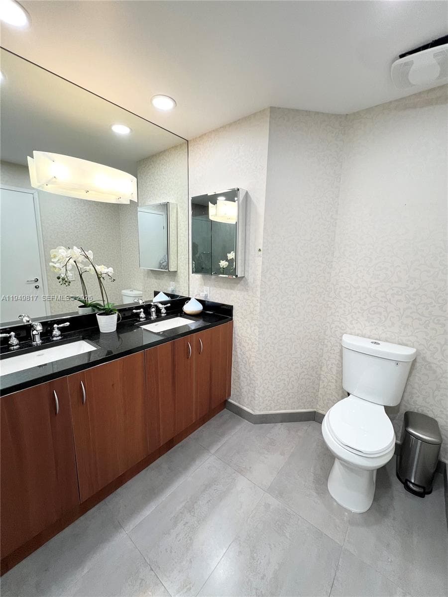 300 S Biscayne Blvd # 814, Miami FL 33131 — 6