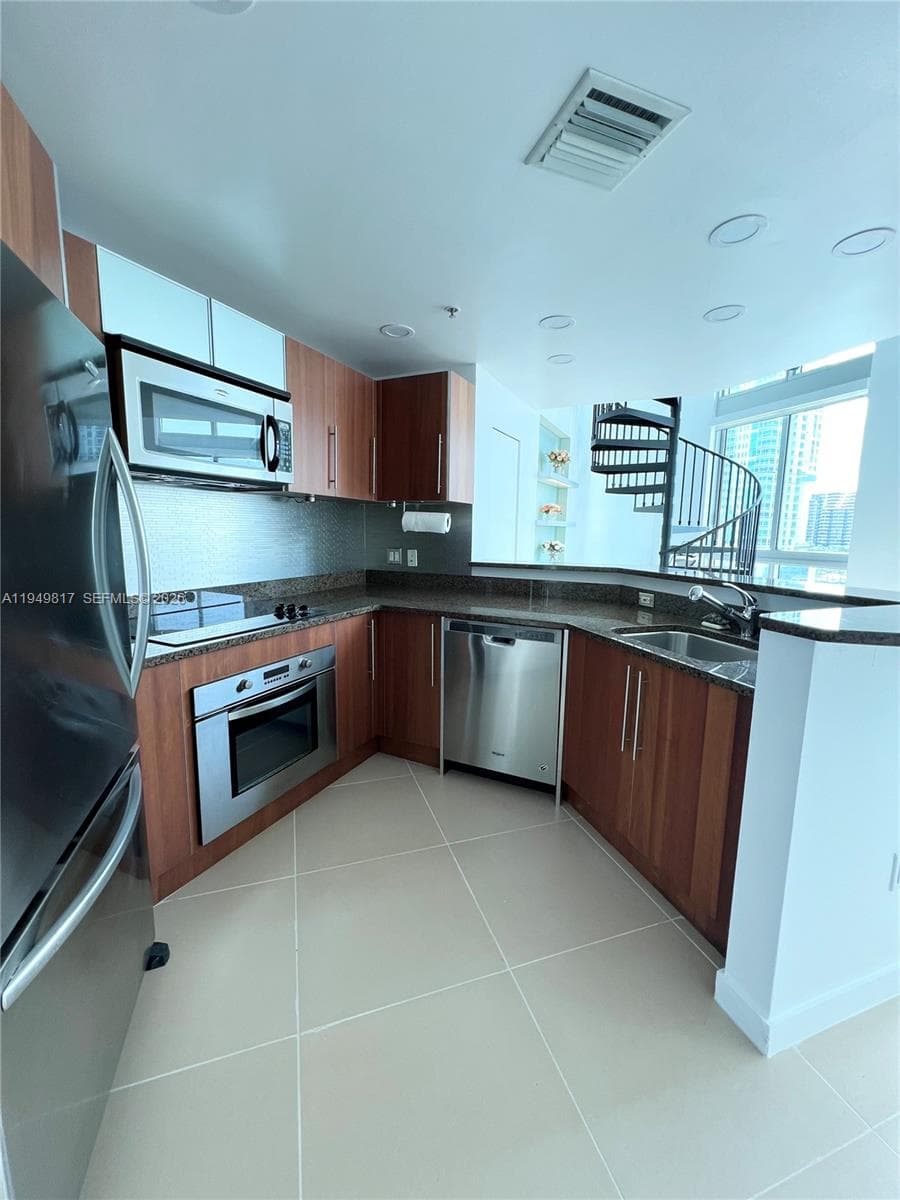 300 S Biscayne Blvd # 814, Miami FL 33131 — 17