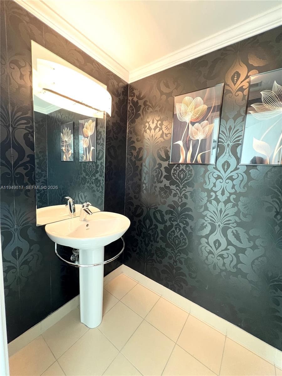 300 S Biscayne Blvd # 814, Miami FL 33131 — 16