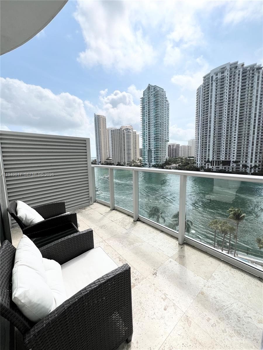 300 S Biscayne Blvd # 814, Miami FL 33131 — 3
