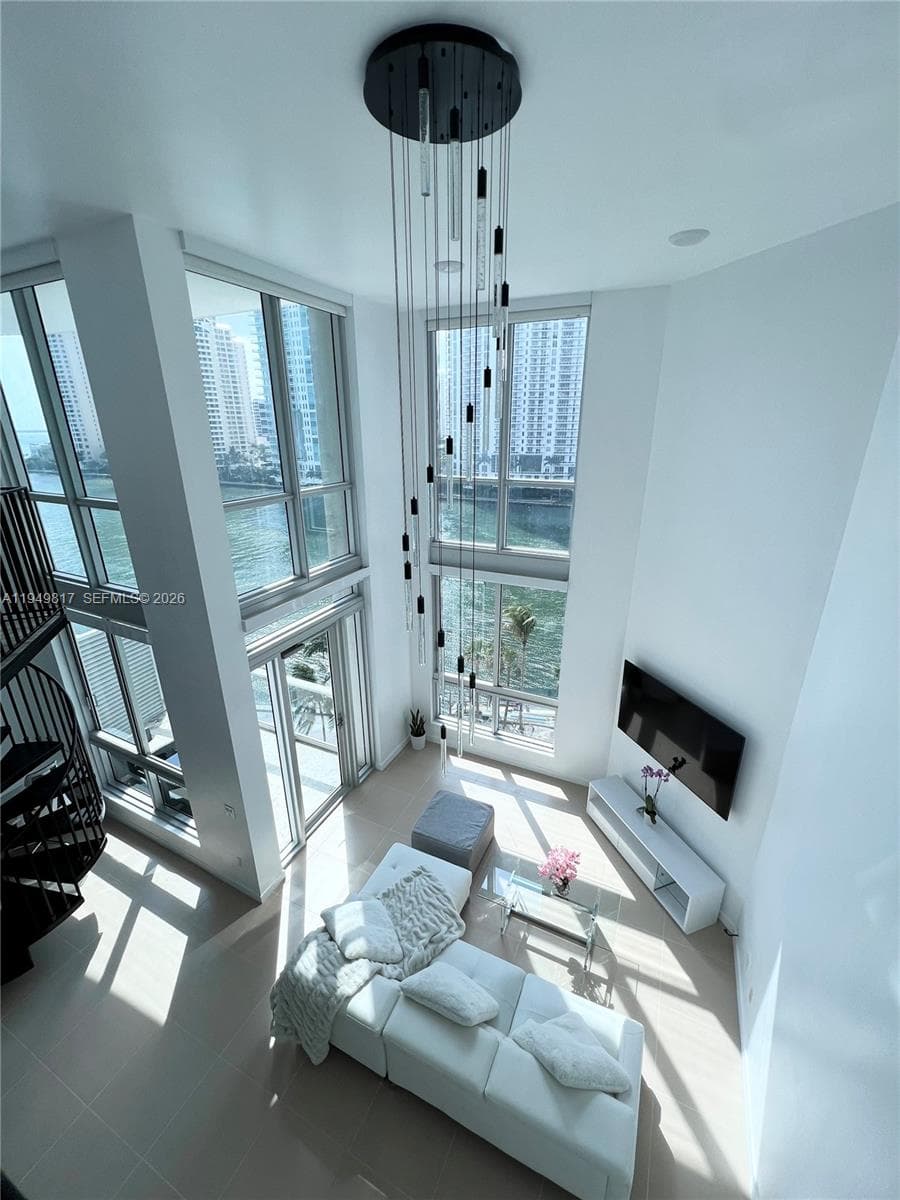 300 S Biscayne Blvd # 814, Miami FL 33131 — 1